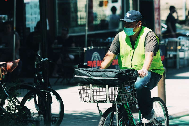 自転車で新聞配達