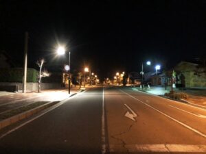 夜明け前の暗い道路